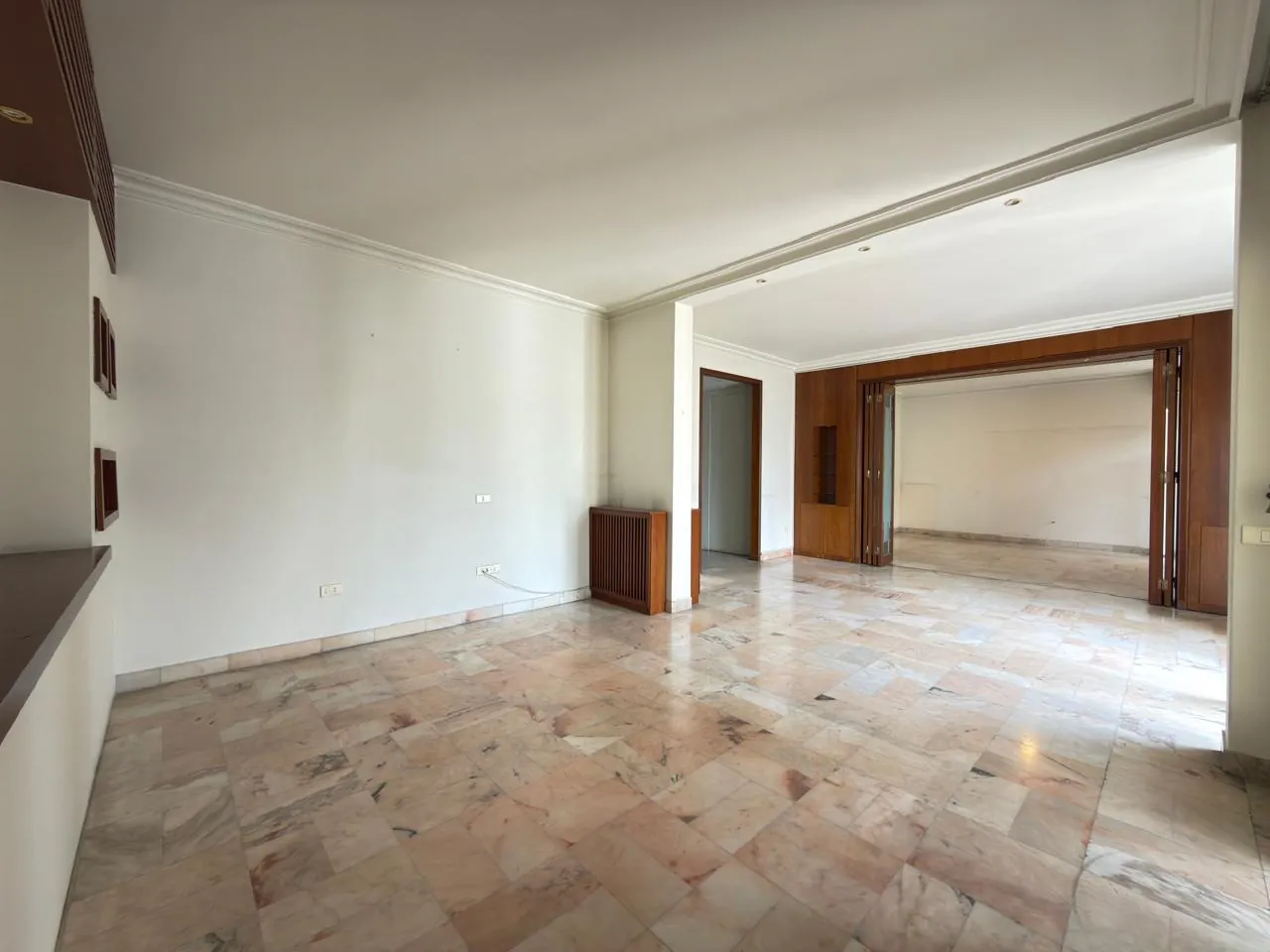 Bright & Spacious Apartment For Rent in Achrafieh, Rizk — الصورة 2