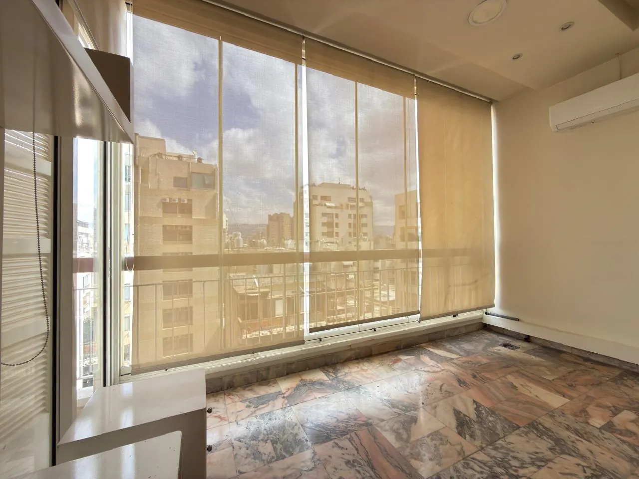 Bright & Spacious Apartment For Rent in Achrafieh, Rizk — الصورة 3