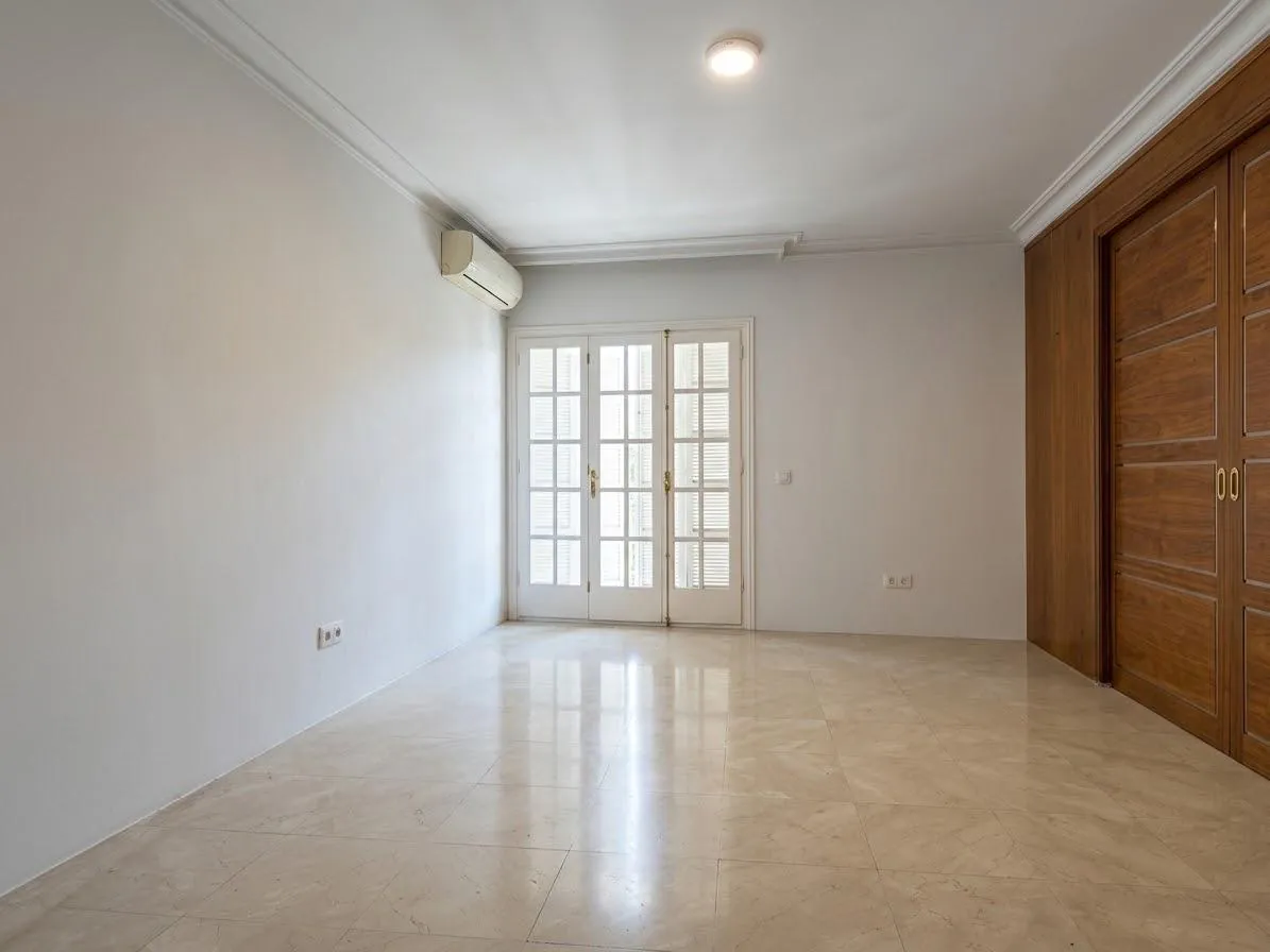 Bright & Spacious Apartment For Rent in Achrafieh, Rizk — الصورة 4