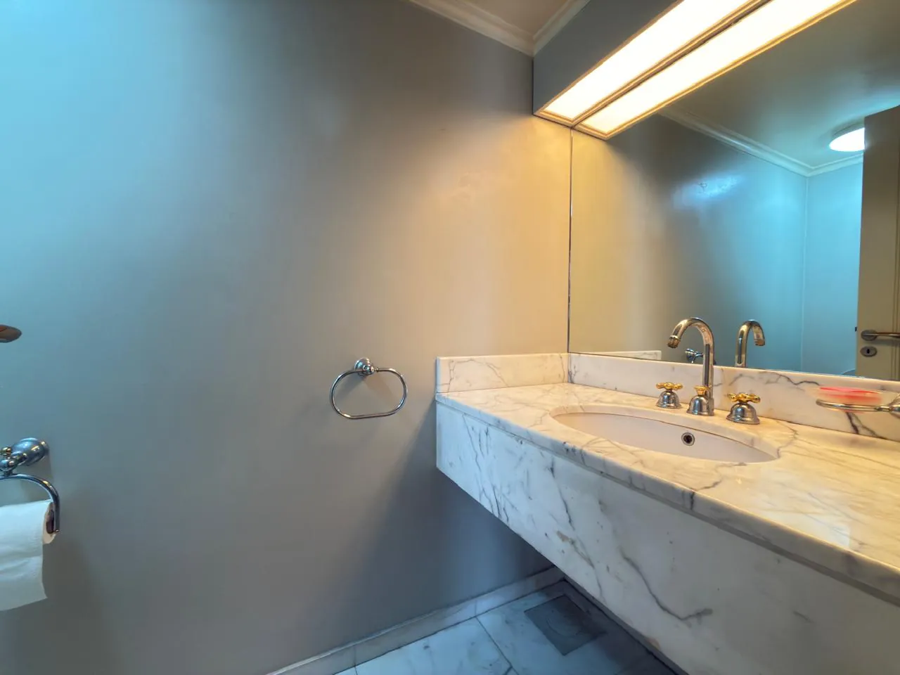 Bright & Spacious Apartment For Rent in Achrafieh, Rizk — الصورة 9