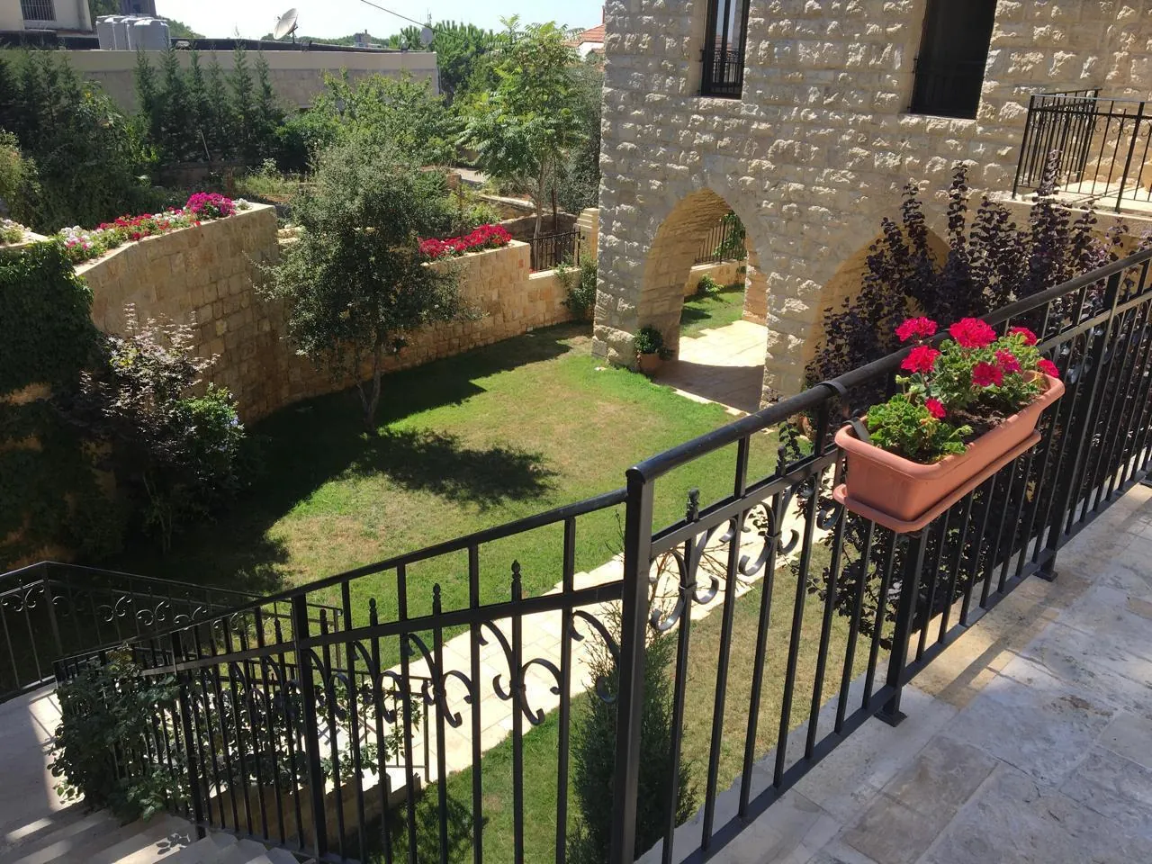 Amazing Villa with Terraces and Sea View in Bmekine, Aley — الصورة 3
