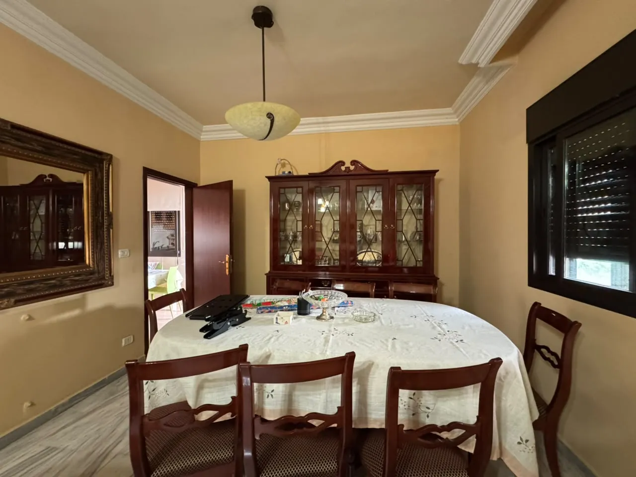Fully Decorated & Furnished Apartment For Rent in Mansourieh — الصورة 3