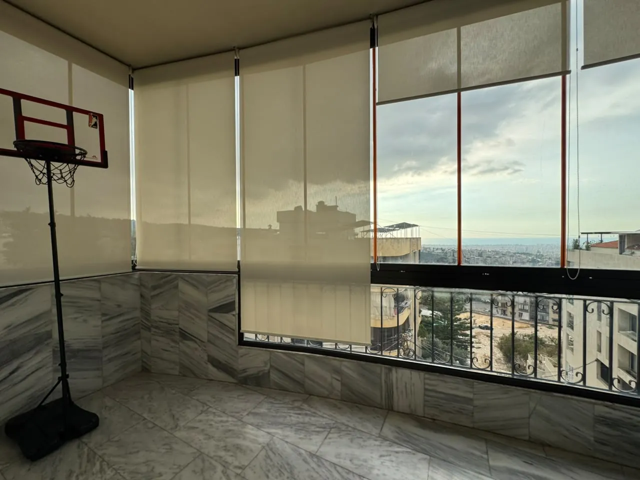 Fully Decorated & Furnished Apartment For Rent in Mansourieh — الصورة 4