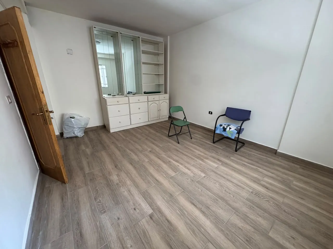 Spacious Office For Rent in Mar Elias, Beirut — الصورة 2