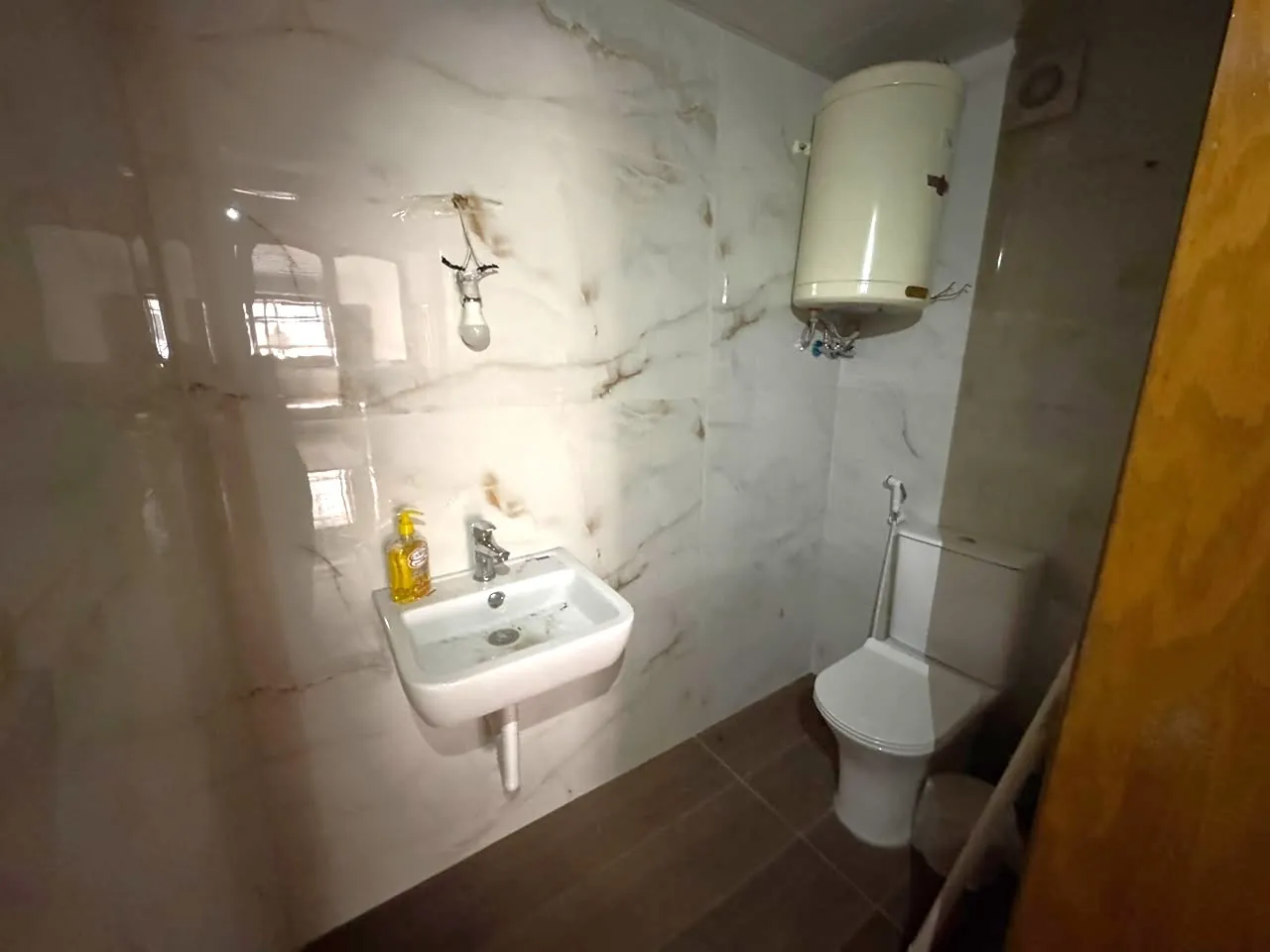 Spacious Office For Rent in Mar Elias, Beirut — الصورة 8