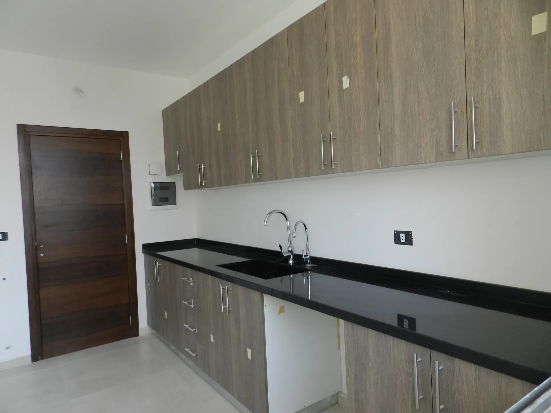 One-Bedroom Apartment for Sale in Haret Sakher — الصورة 2
