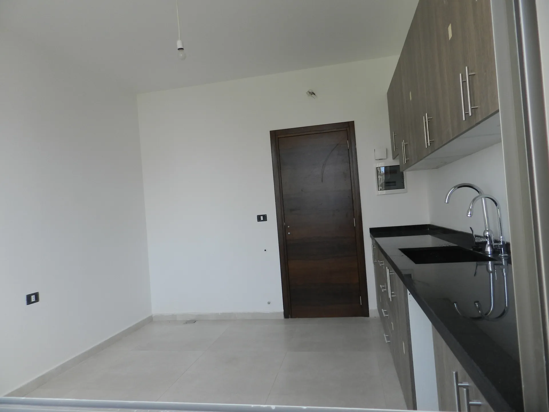 One-Bedroom Apartment for Sale in Haret Sakher — الصورة 3