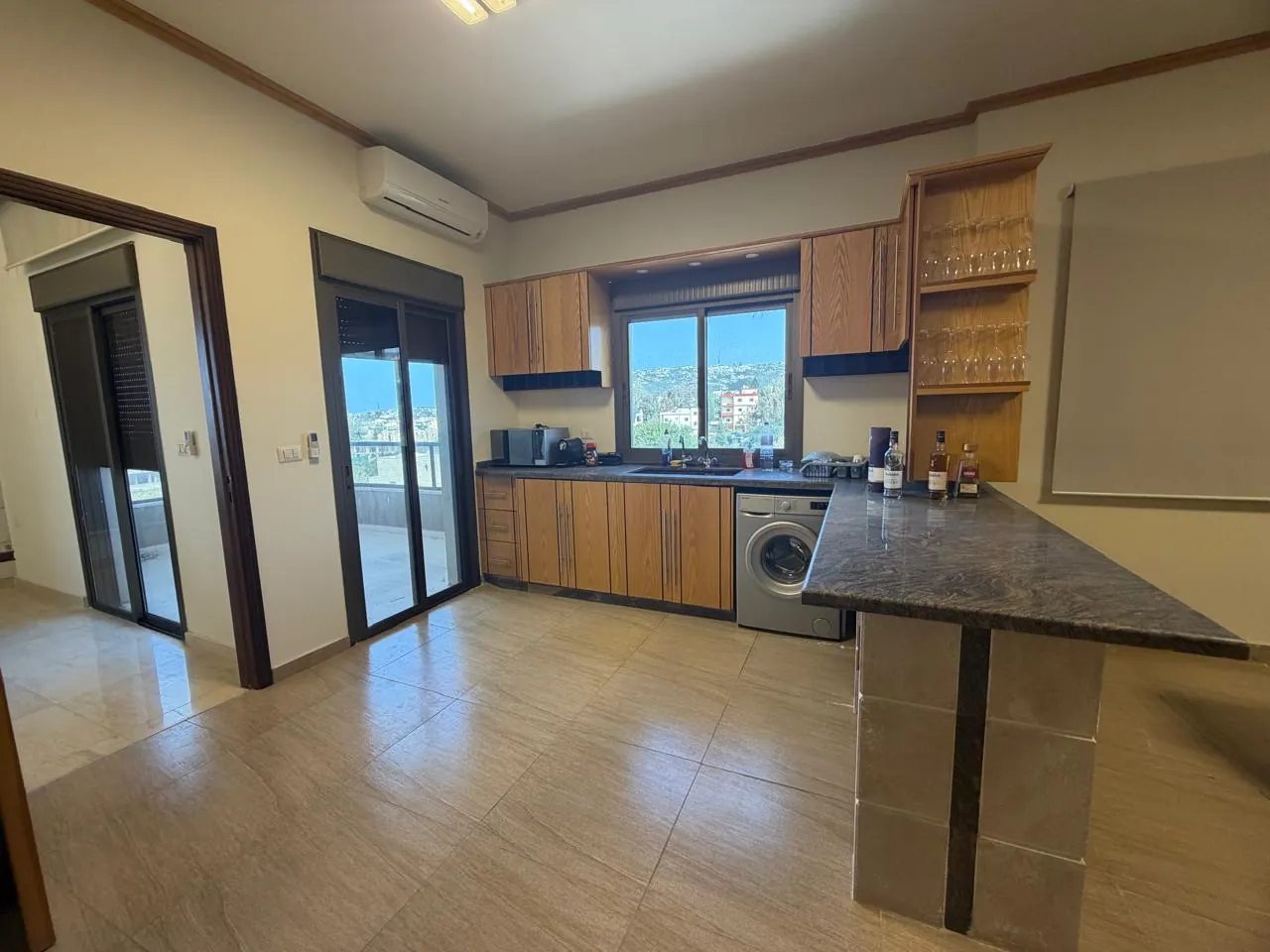 Brand New Furnished 3-Bedroom Apartment with sea view For Rent in Batroun — الصورة 4