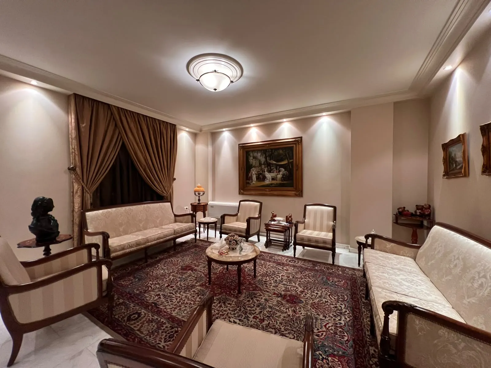 Fully Furnished Apartment For Sale in Furn El Chebbak — الصورة 3