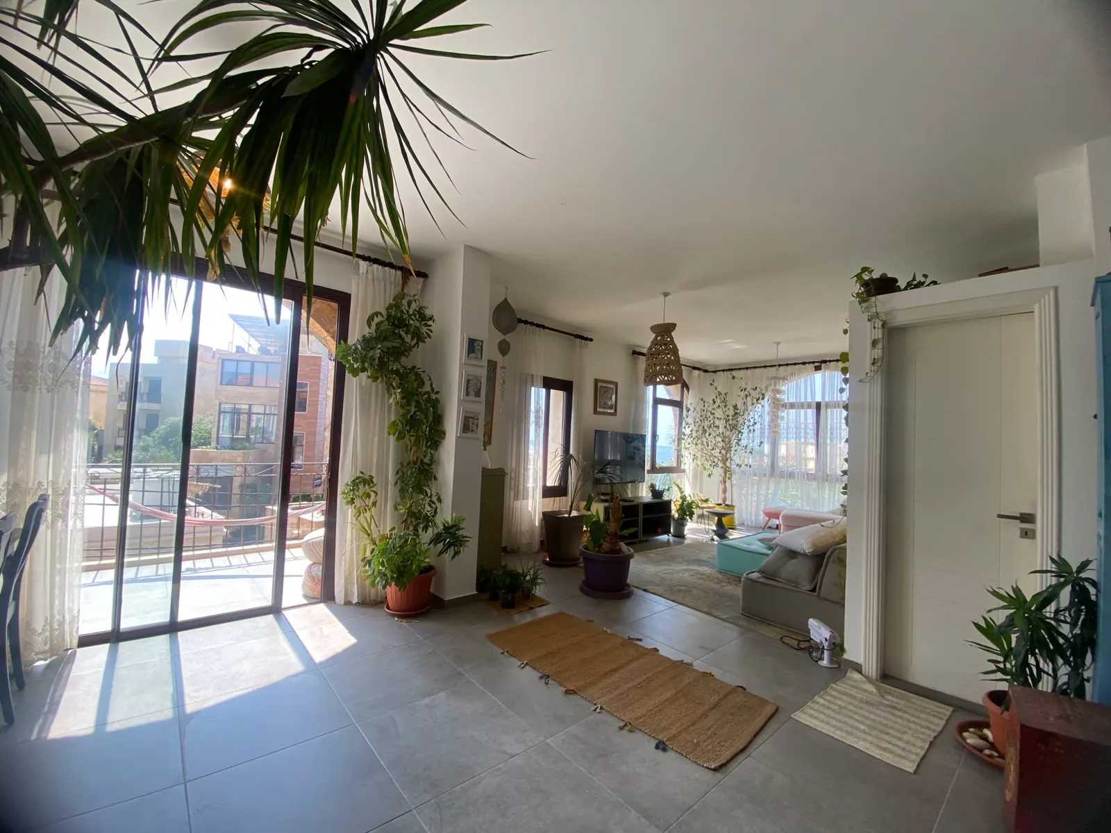Bright Apartment with Sea & Mountain View For Rent in Bahsa, Batroun — الصورة 2