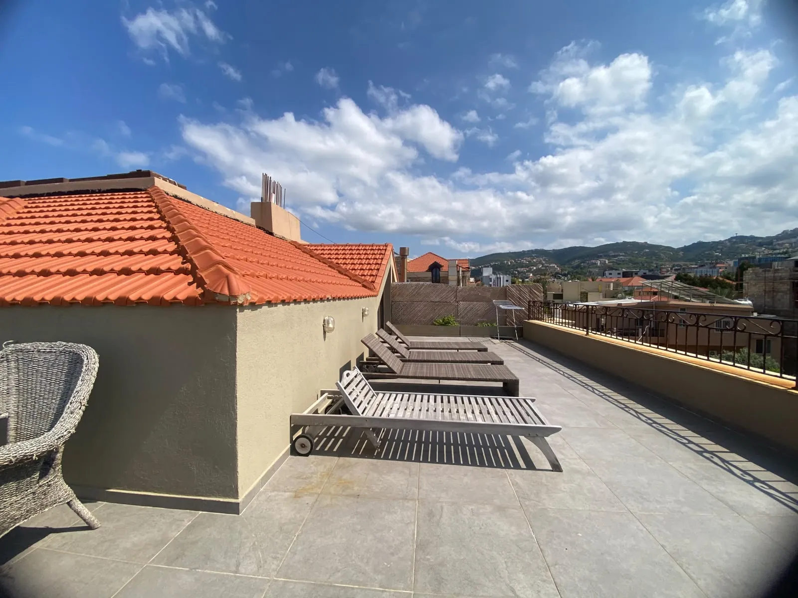 Roof Studio with Terrace Mountain & Sea View For Rent in Bahsa, Batroun — الصورة 4