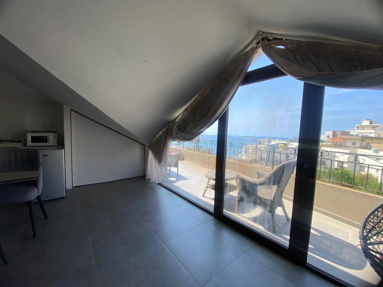 Roof Studio with Terrace Mountain & Sea View For Rent in Bahsa, Batroun — الصورة 5