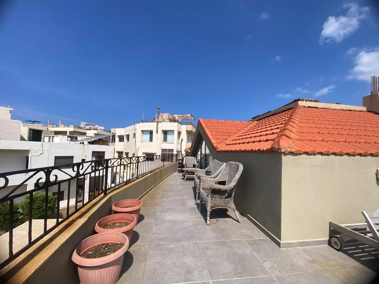 Roof Studio with Terrace Mountain & Sea View For Rent in Bahsa, Batroun — الصورة 6