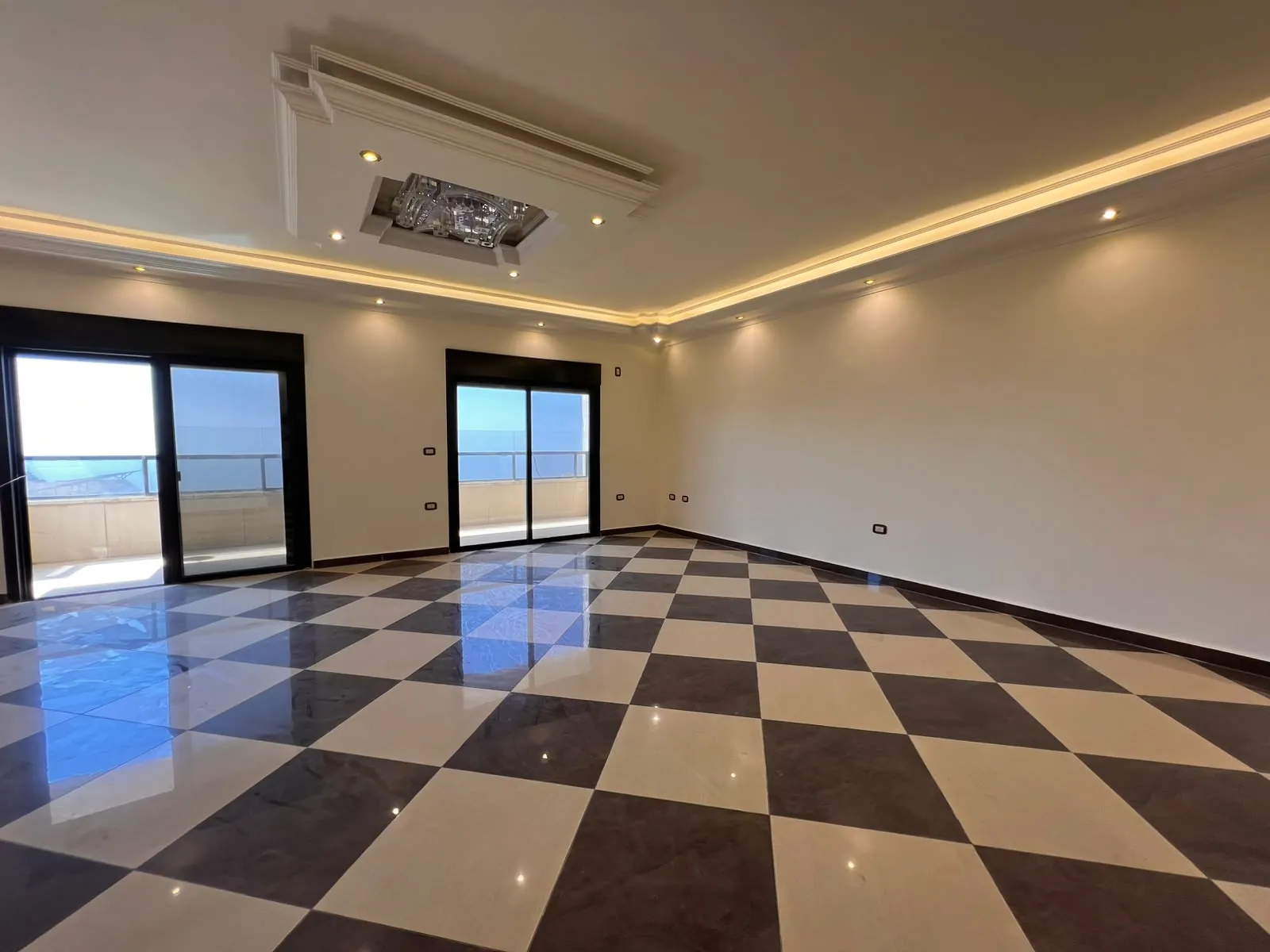 Spacious Apartment In A Prime Location For Rent in Sibline, Eqlim El Kharroub — الصورة 3