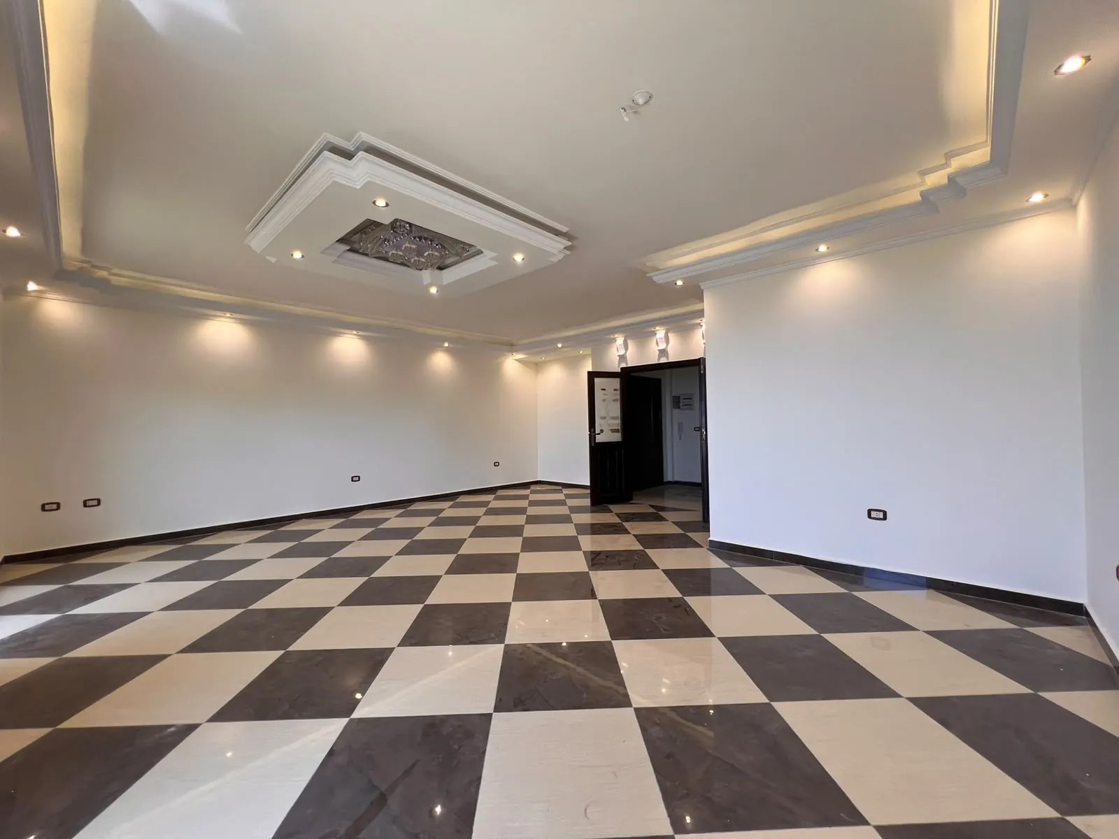 Spacious Apartment In A Prime Location For Rent in Sibline, Eqlim El Kharroub — الصورة 4