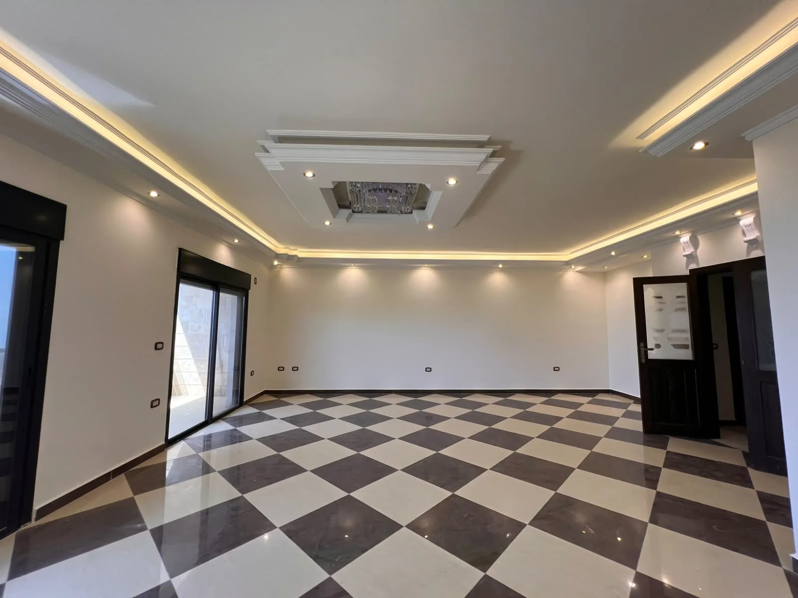 Spacious Apartment In A Prime Location For Rent in Sibline, Eqlim El Kharroub — الصورة 6