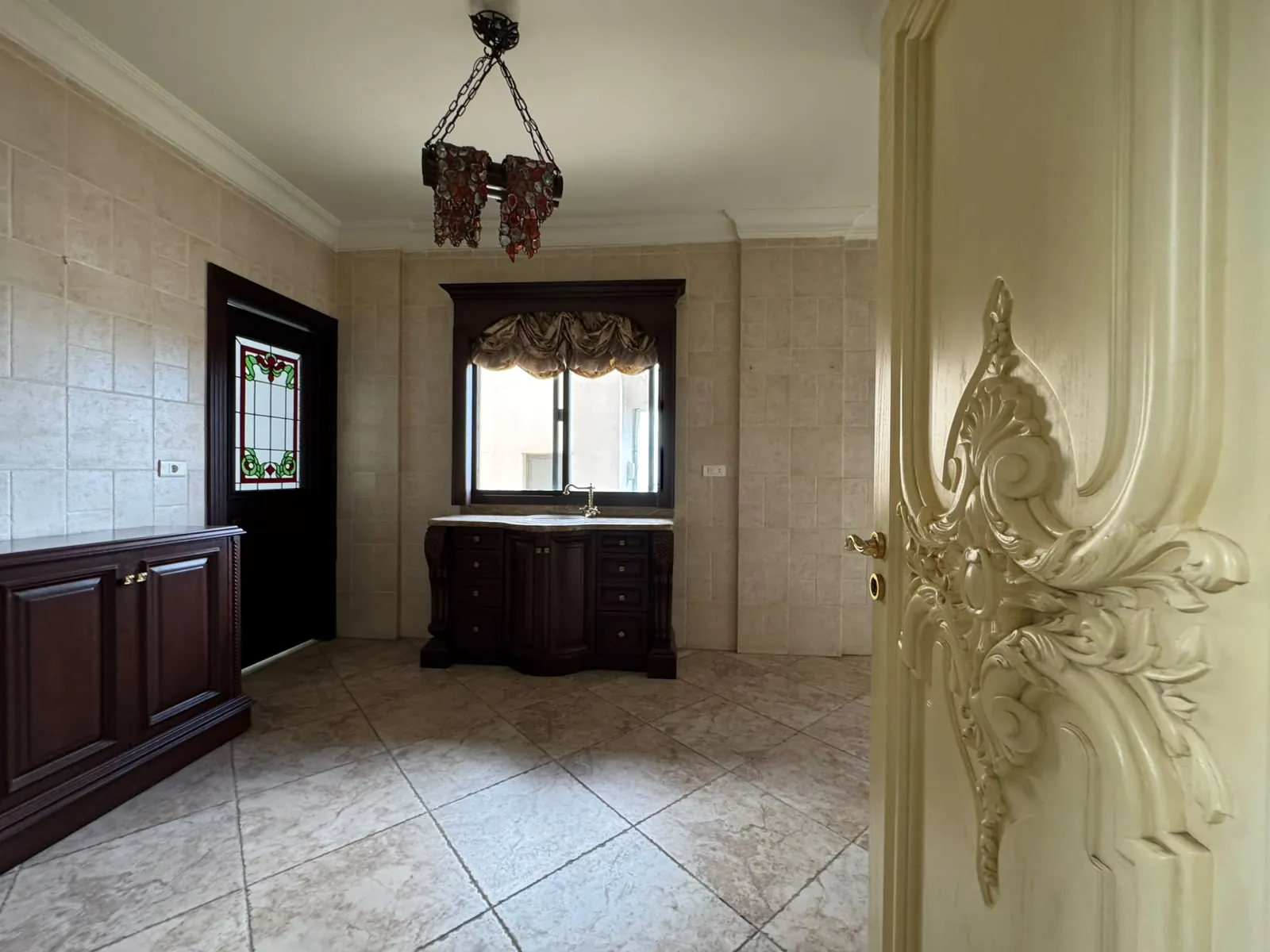 Unique Duplex with Terraces For Sale in Mansourieh — الصورة 9
