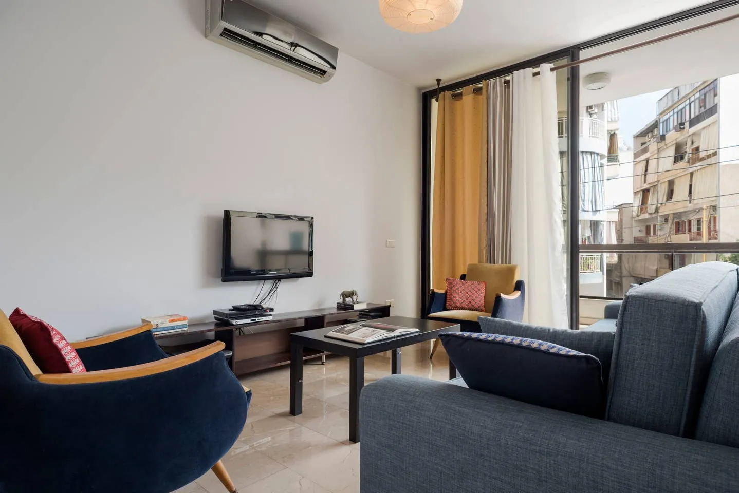 2-Bedroom Apartment For Sale in Mar Mikhael — الصورة 2