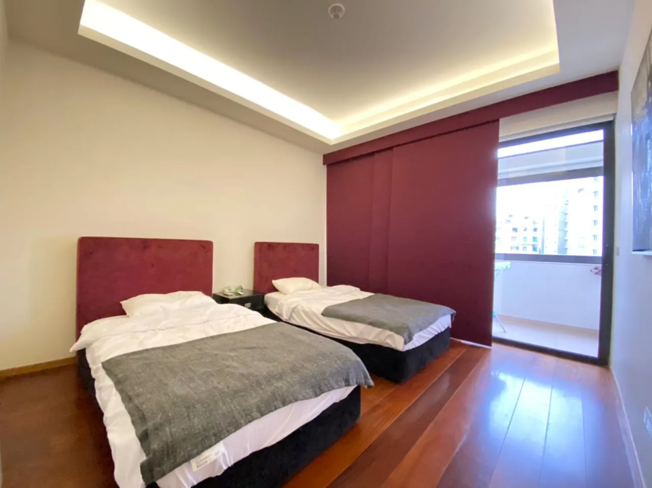 Modern & Furnished Apartment For Rent in Minet Hosn, Down Town — الصورة 8