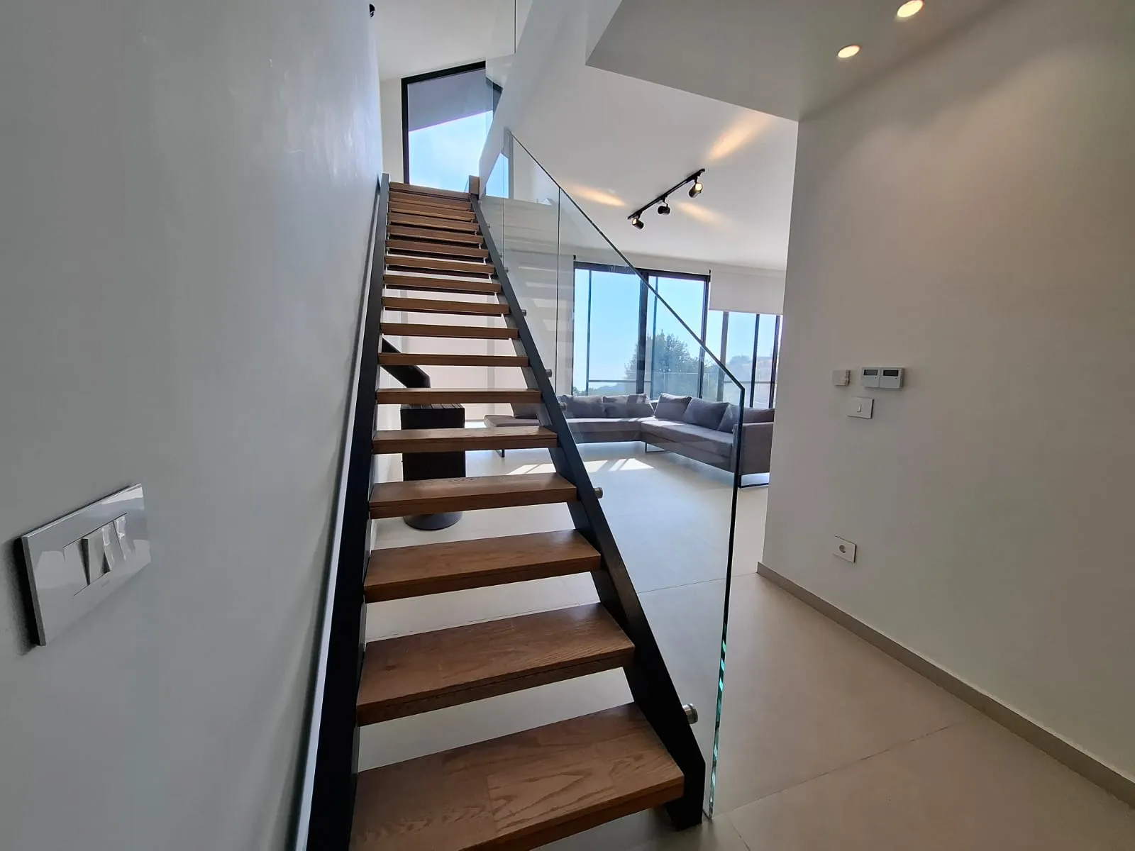 Spacious 3-Bedroom Duplex With Terrace For Rent in Achkout — الصورة 10