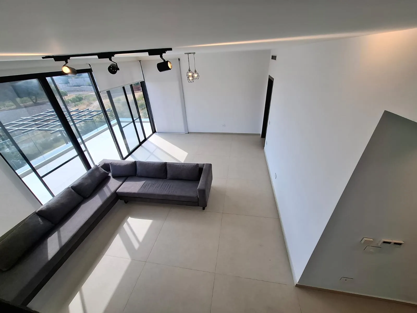 Spacious 3-Bedroom Duplex With Terrace For Rent in Achkout — الصورة 2
