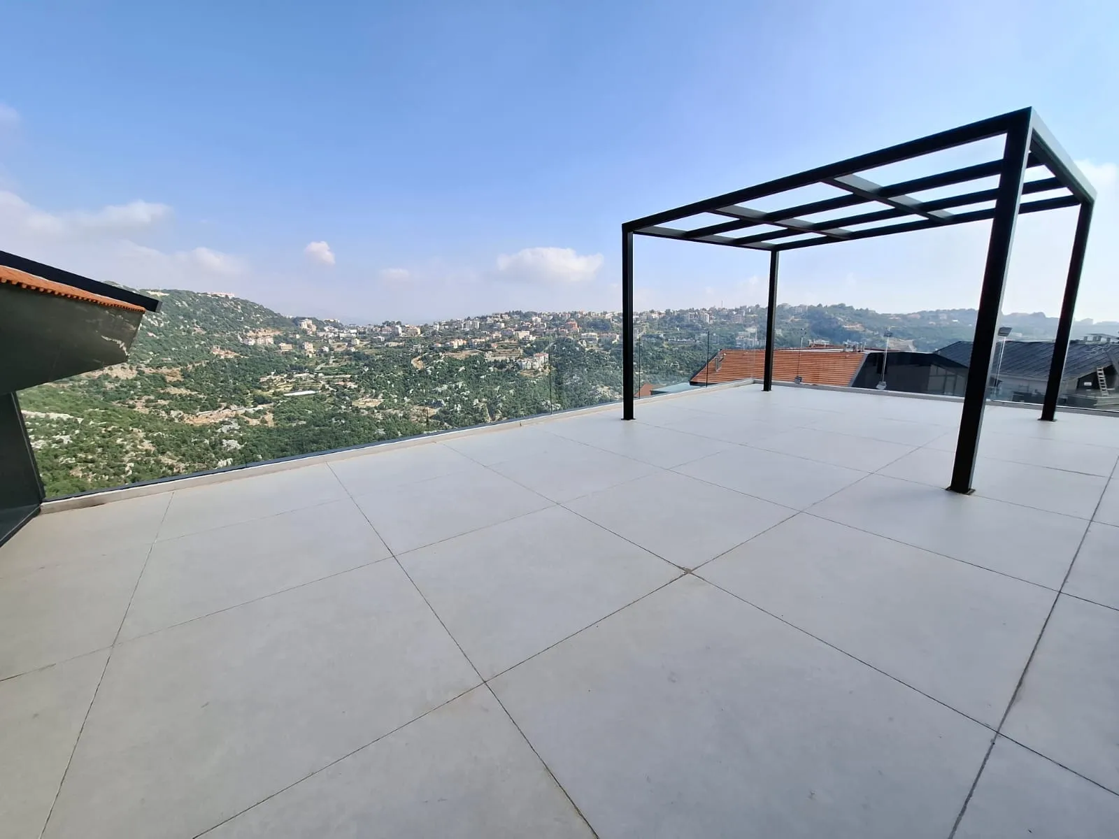 Spacious 3-Bedroom Duplex With Terrace For Rent in Achkout — الصورة 4