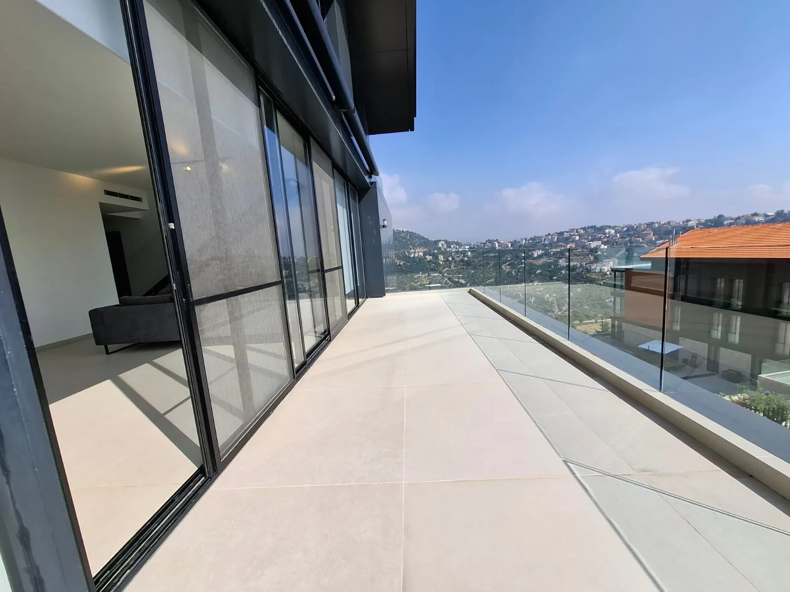 Spacious 3-Bedroom Duplex With Terrace For Rent in Achkout — الصورة 5