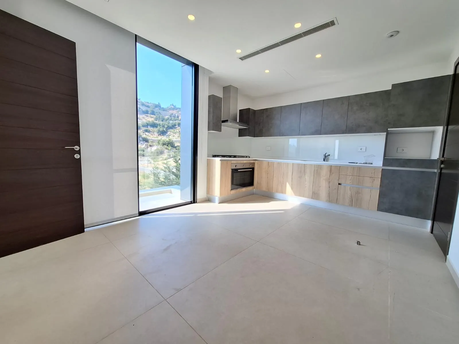 Spacious 3-Bedroom Duplex With Terrace For Rent in Achkout — الصورة 6