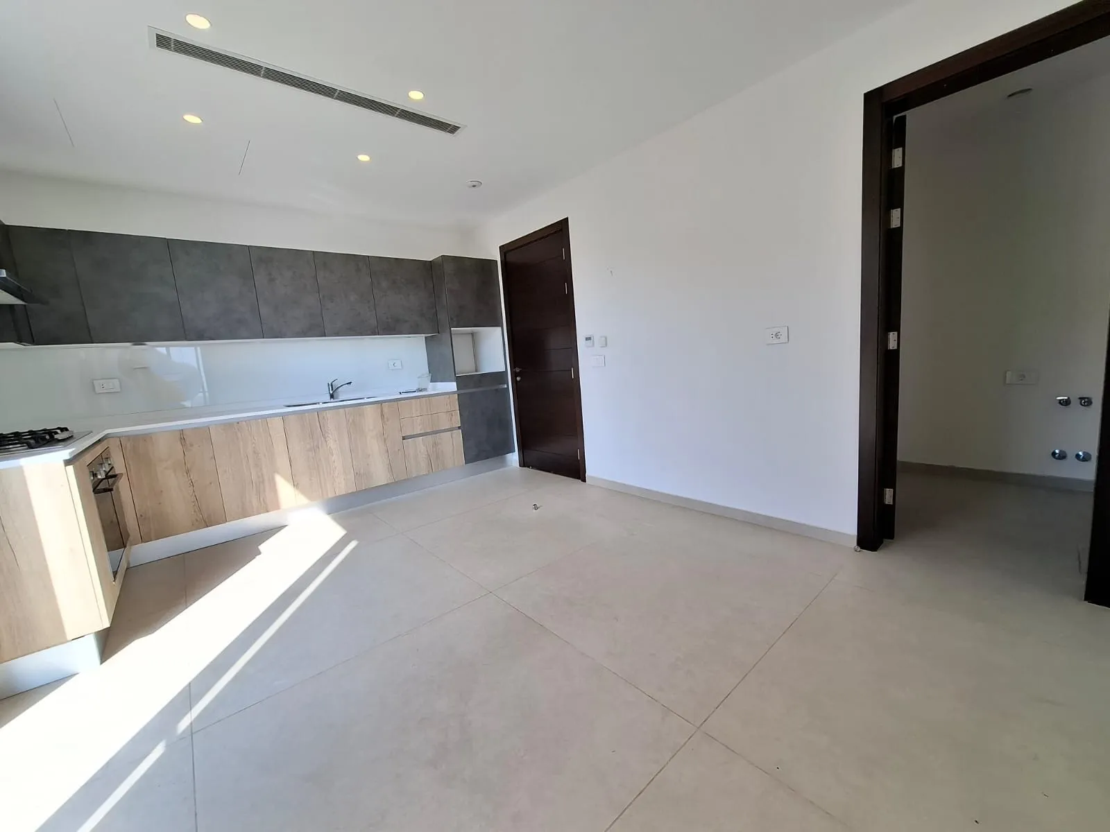 Spacious 3-Bedroom Duplex With Terrace For Rent in Achkout — الصورة 7