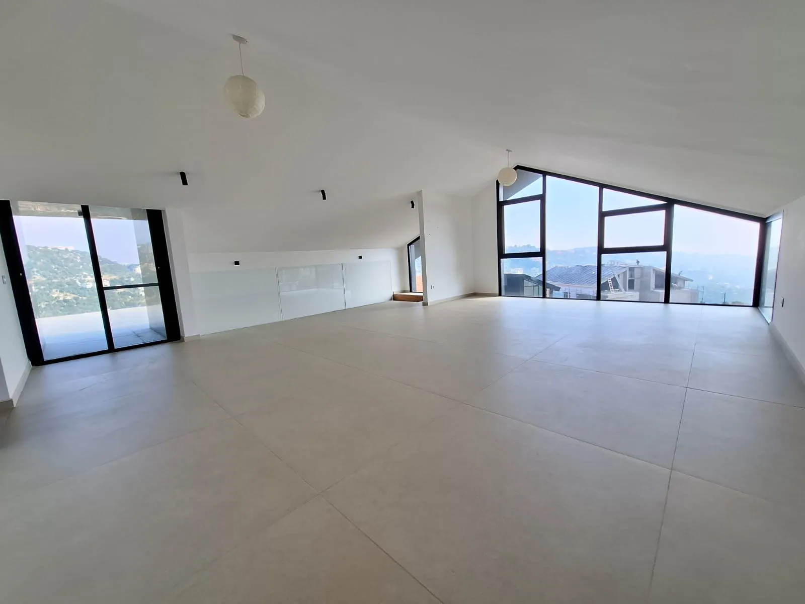 Spacious 3-Bedroom Duplex With Terrace For Rent in Achkout — الصورة 8