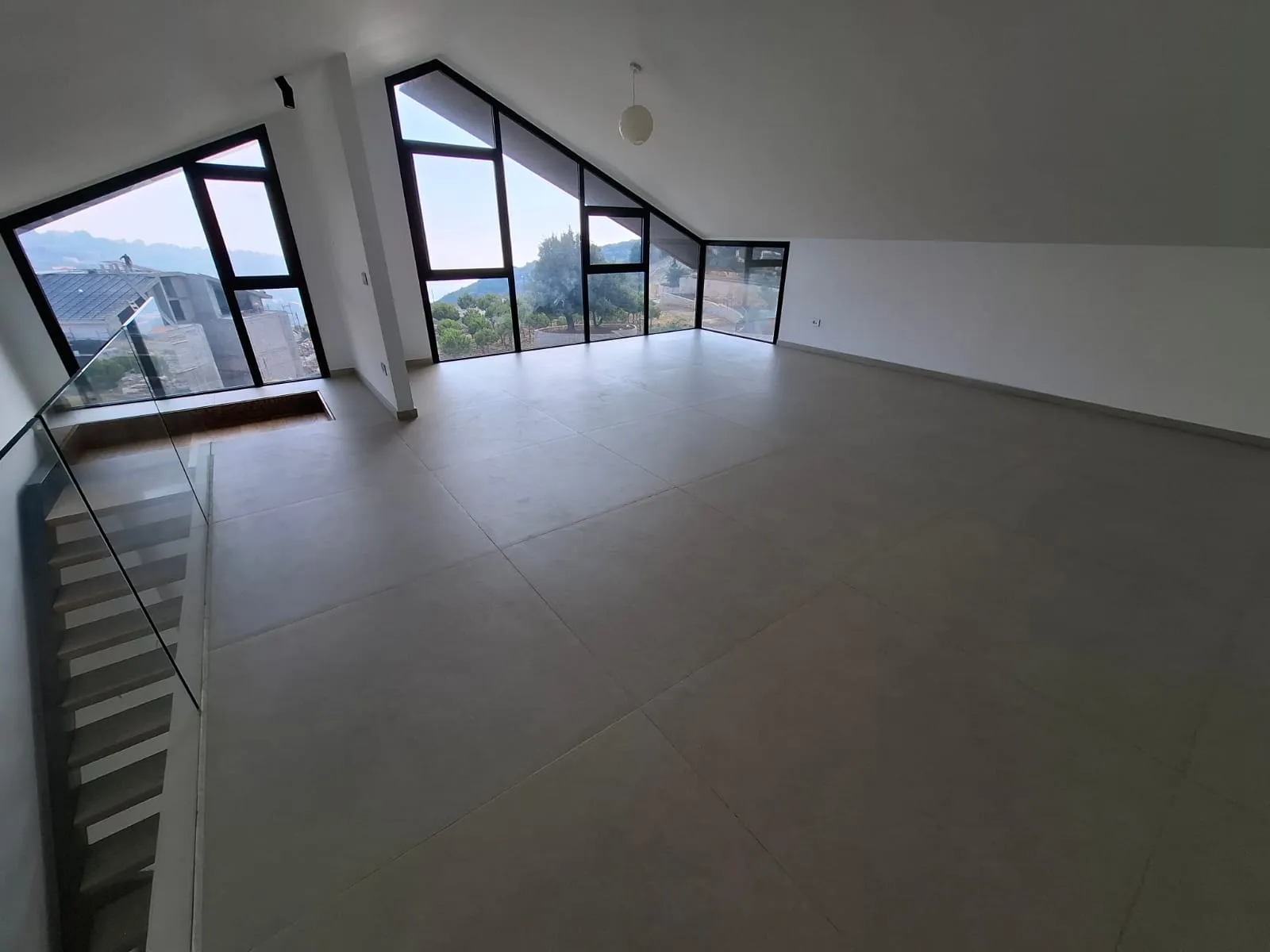 Spacious 3-Bedroom Duplex With Terrace For Rent in Achkout — الصورة 9