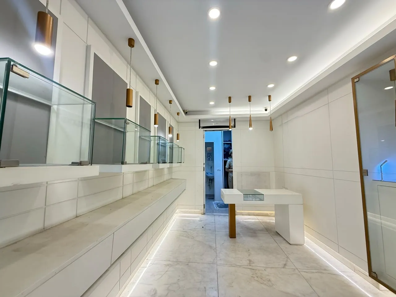 Renovated Shop on Main Street For Rent in Achrafieh, Carré D'or — الصورة 2