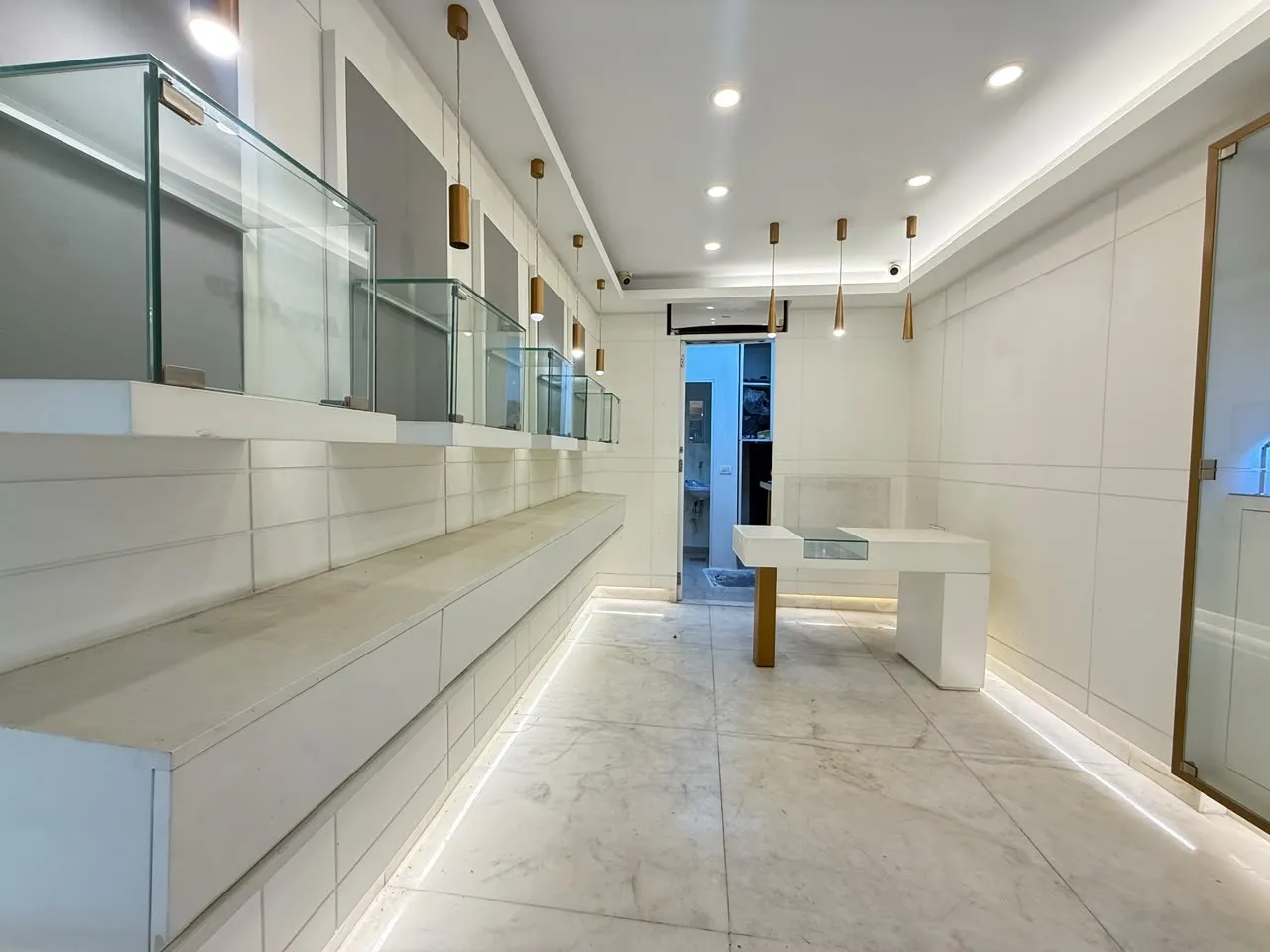 Renovated Shop on Main Street For Rent in Achrafieh, Carré D'or — الصورة 3