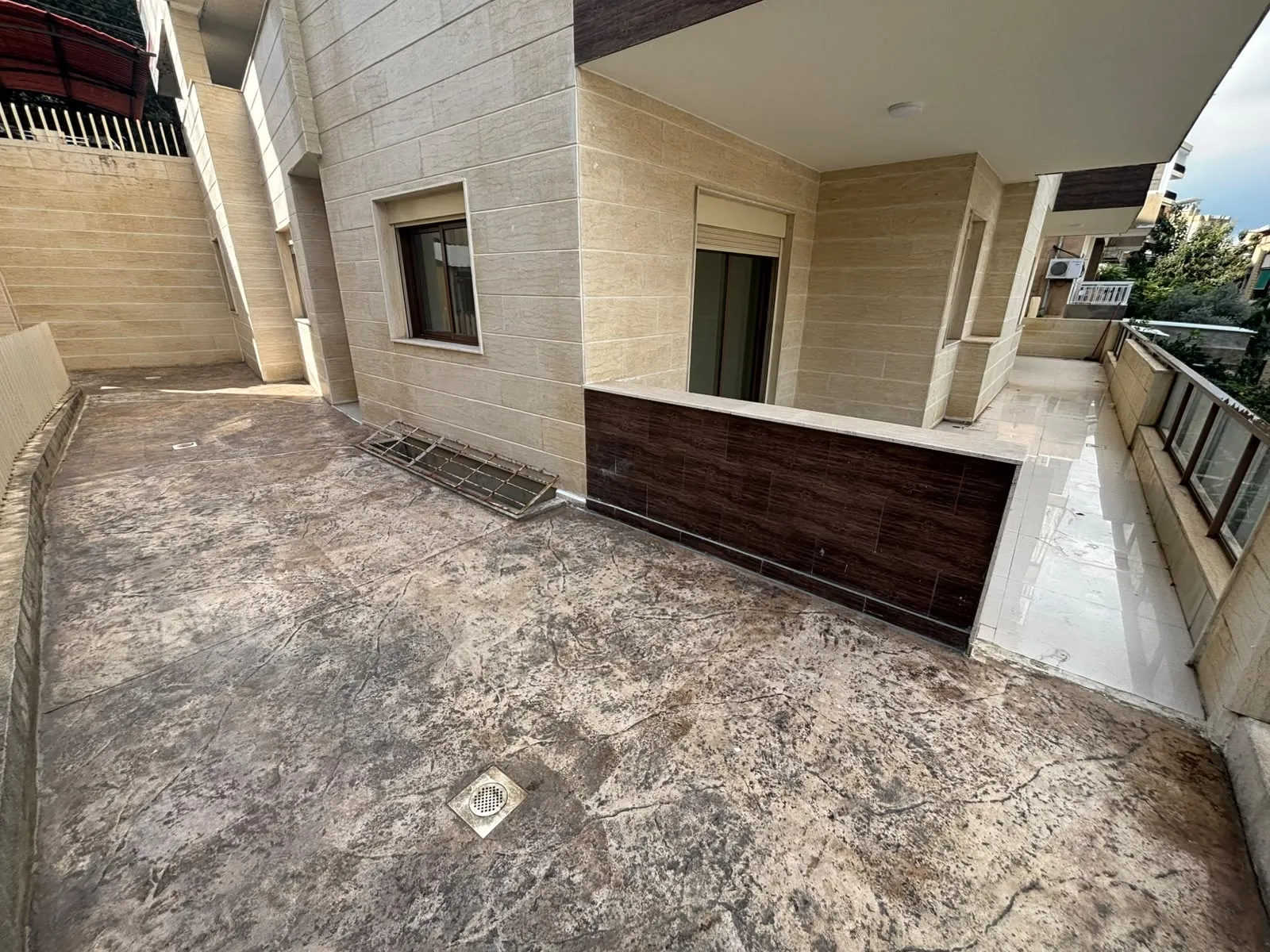 New Apartment with Terrace For Rent in Mazraat Yachouh — الصورة 4
