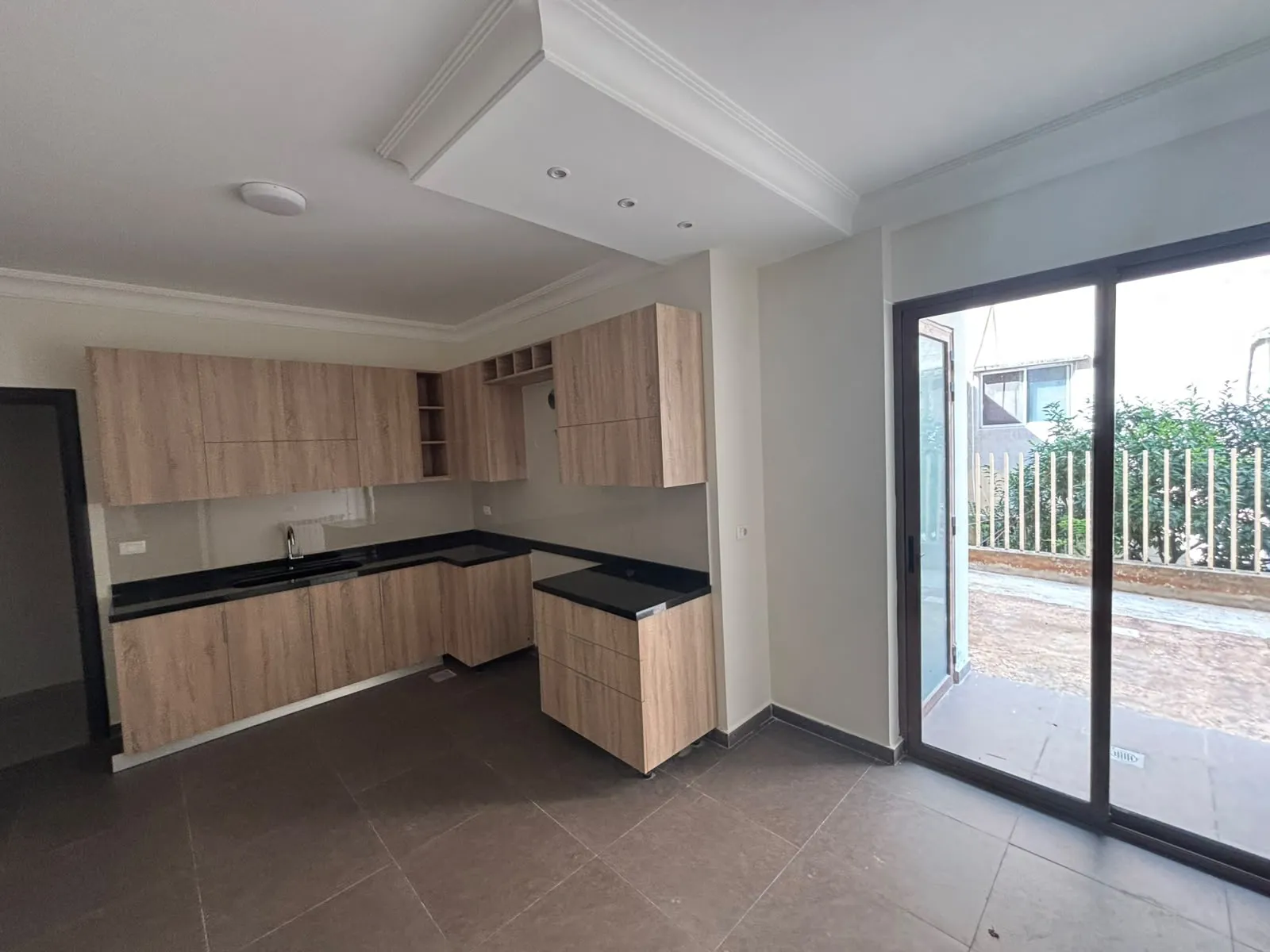 New Apartment with Terrace For Rent in Mazraat Yachouh — الصورة 8