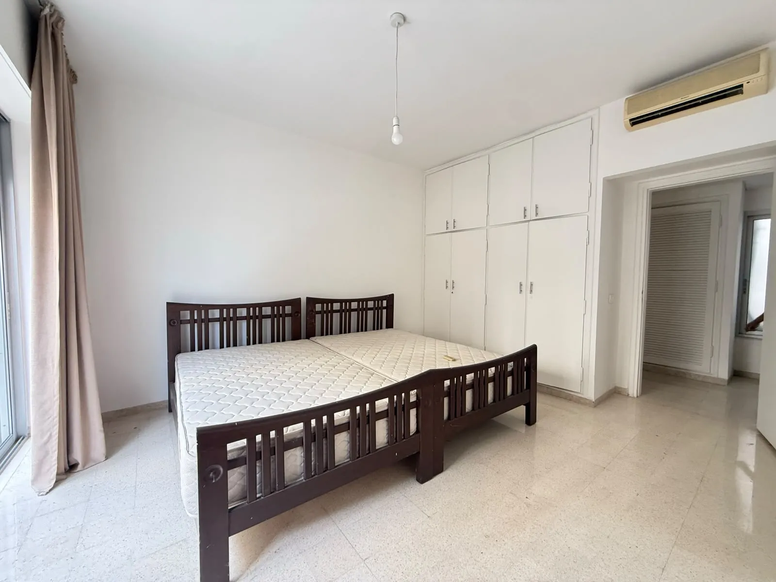 Duplex with Rooftop Terrace For Rent in Achrafieh, Sursock — الصورة 10