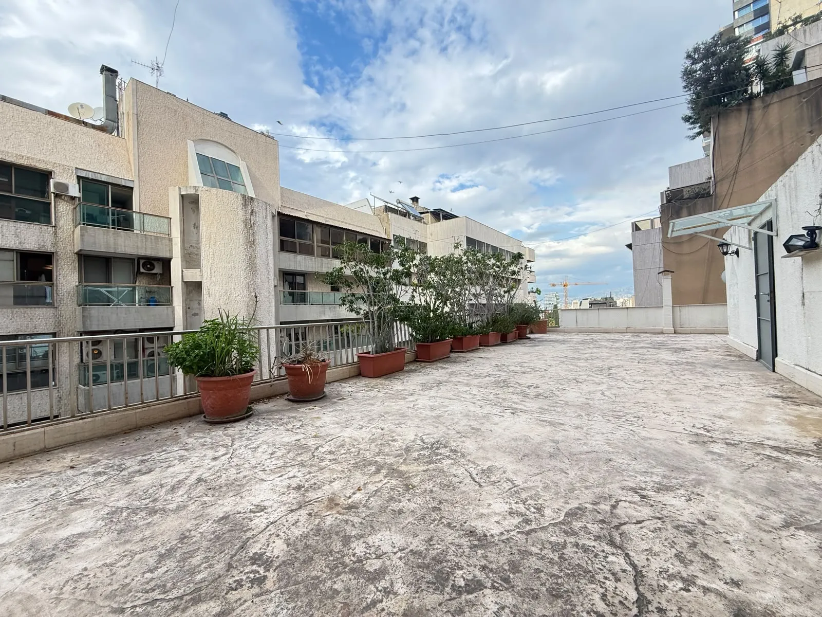 Duplex with Rooftop Terrace For Rent in Achrafieh, Sursock — الصورة 3