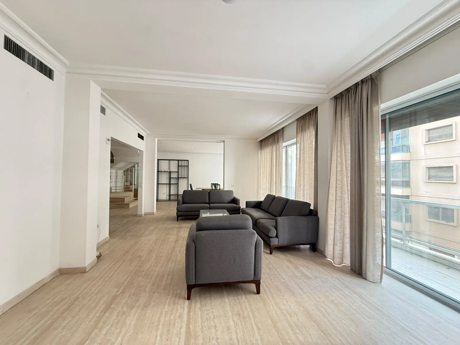 Duplex with Rooftop Terrace For Rent in Achrafieh, Sursock — الصورة 4
