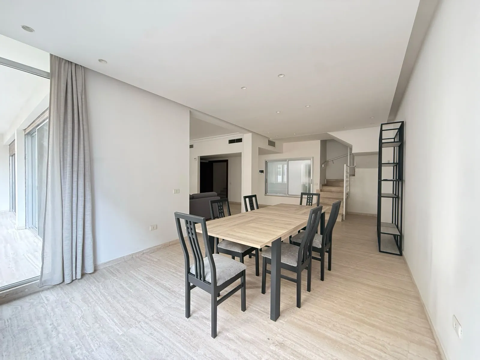 Duplex with Rooftop Terrace For Rent in Achrafieh, Sursock — الصورة 6
