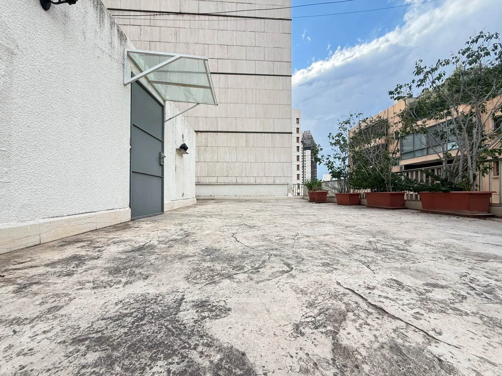 Duplex with Rooftop Terrace For Rent in Achrafieh, Sursock — الصورة 7