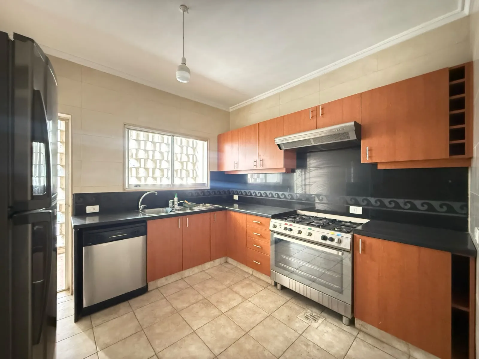 Duplex with Rooftop Terrace For Rent in Achrafieh, Sursock — الصورة 8