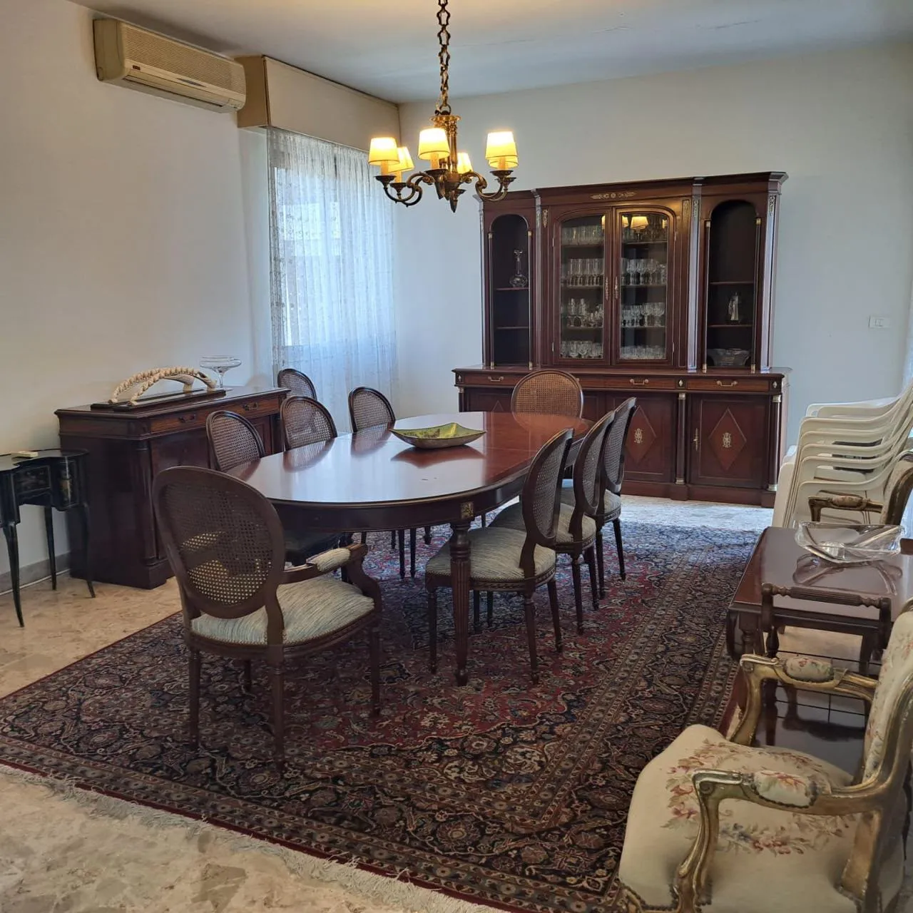 Spacious & Bright Apartment For Sale in Badaro — الصورة 2