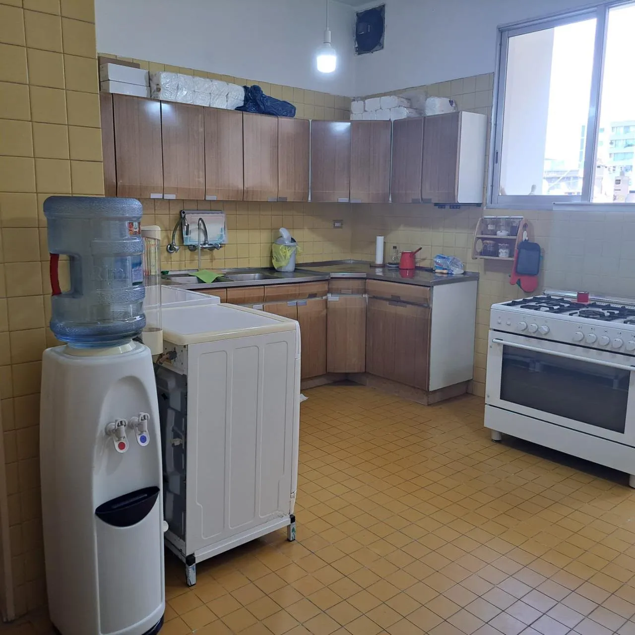 Spacious & Bright Apartment For Sale in Badaro — الصورة 5