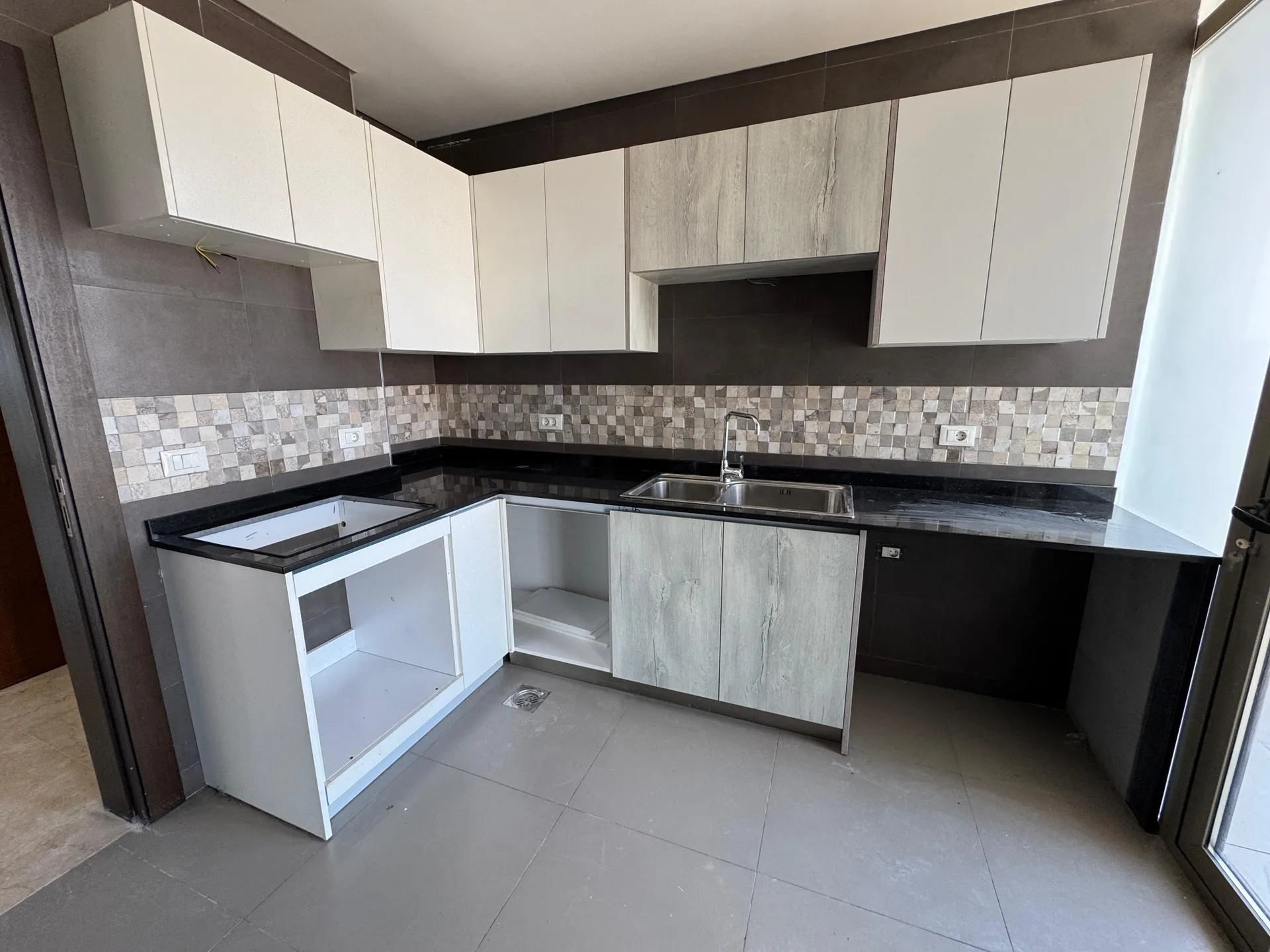 3-Bedroom Apartment For Rent in Hamra, Ras Beirut — الصورة 2