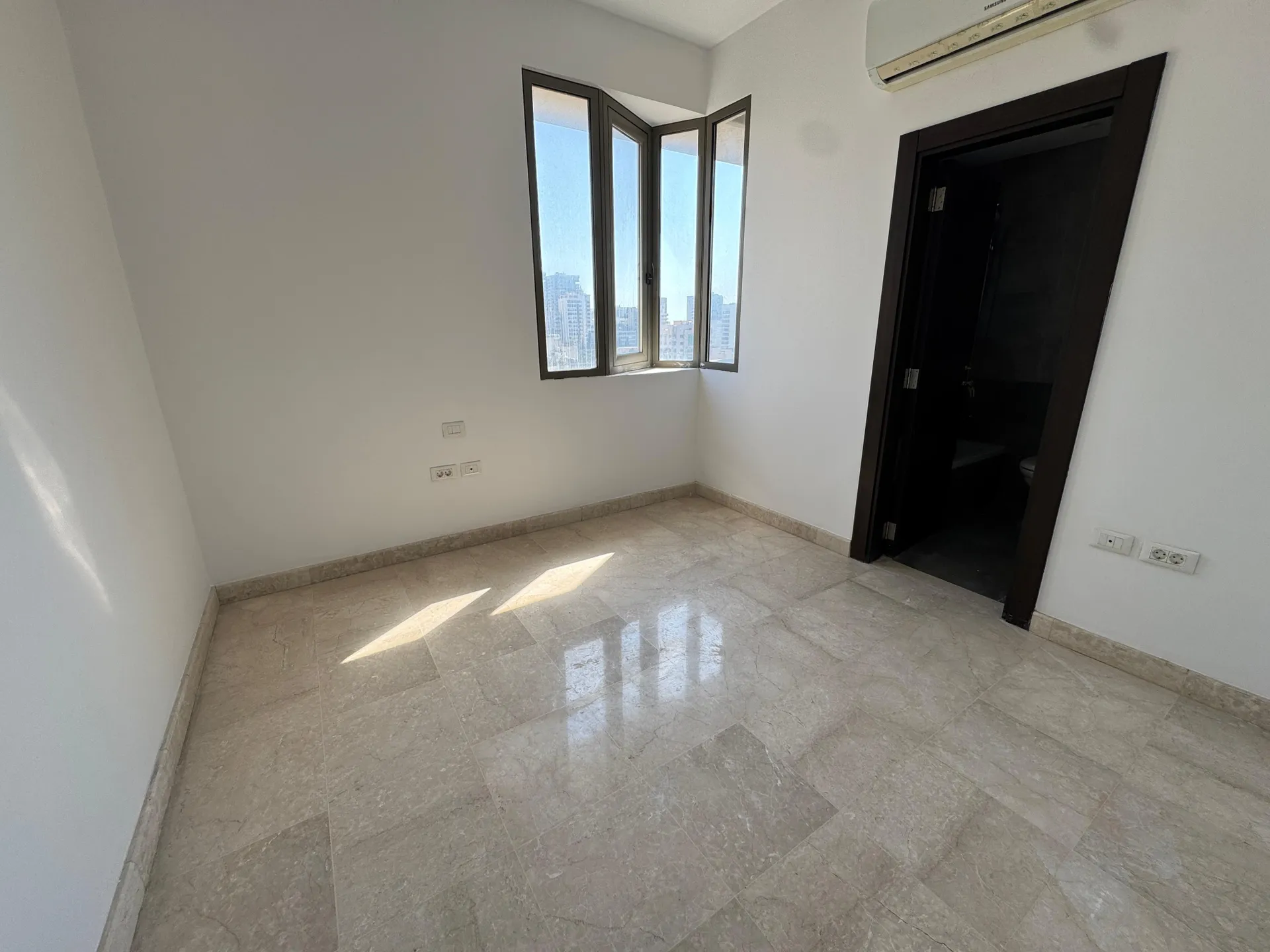 3-Bedroom Apartment For Rent in Hamra, Ras Beirut — الصورة 3