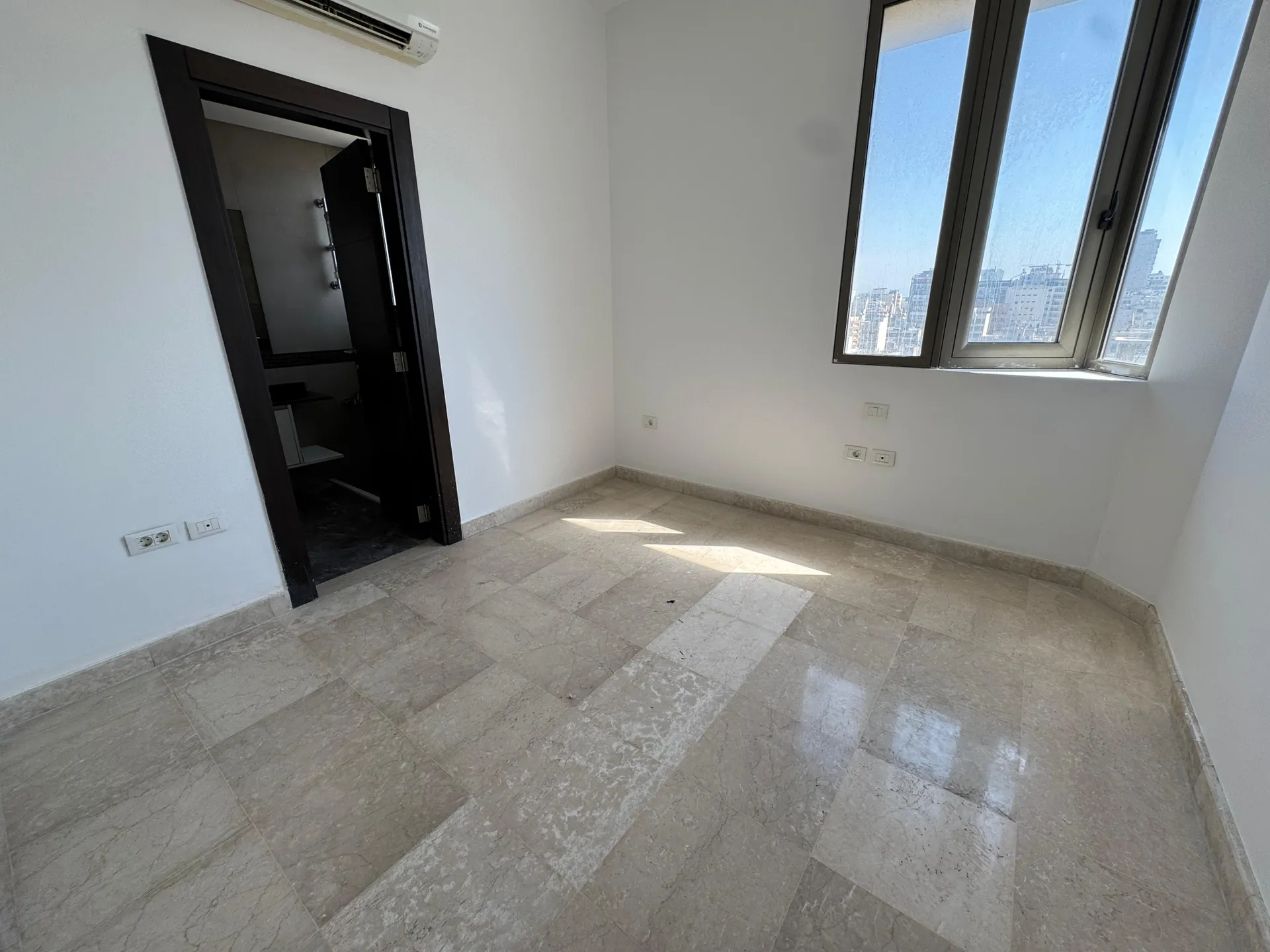 3-Bedroom Apartment For Rent in Hamra, Ras Beirut — الصورة 4