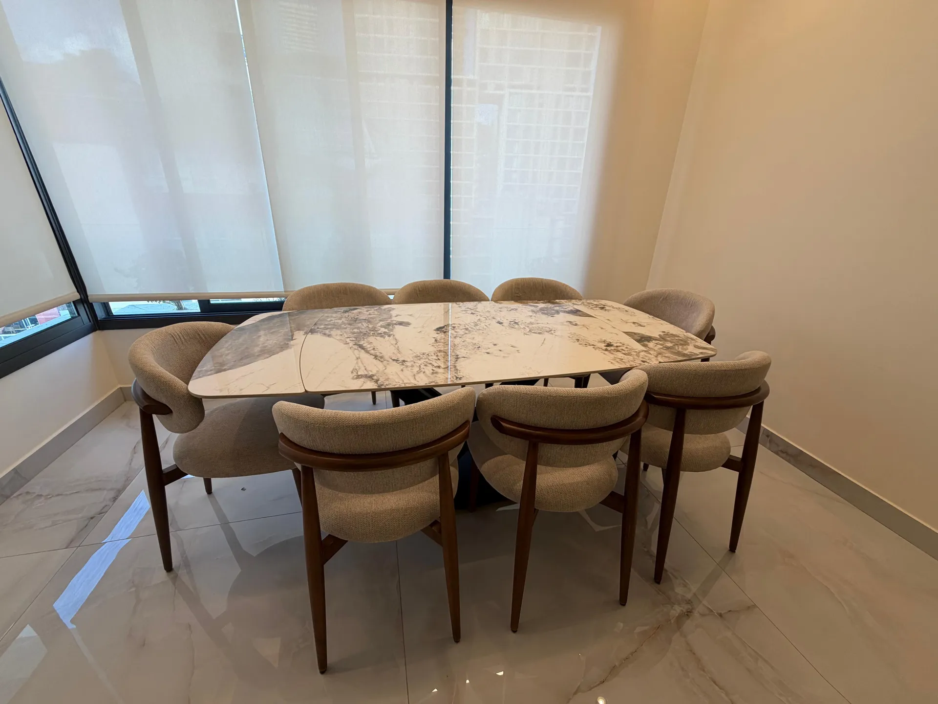Brand New & Furnished 2-Bedroom Apartment For Sale in Achrafieh, Lycée — الصورة 2