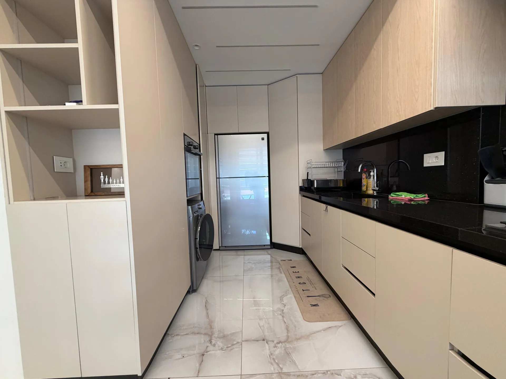 Brand New & Furnished 2-Bedroom Apartment For Sale in Achrafieh, Lycée — الصورة 5