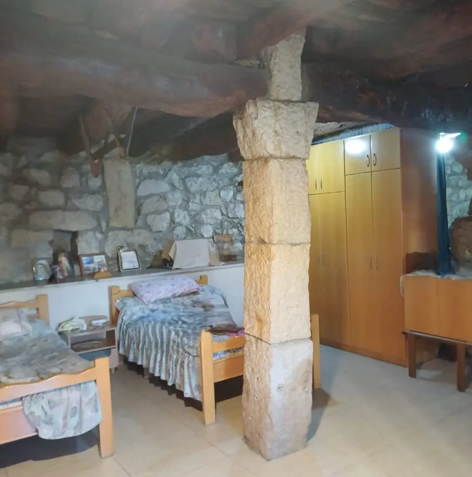 Land with Traditional House For Sale in Prime Location in Bikfaya — الصورة 10