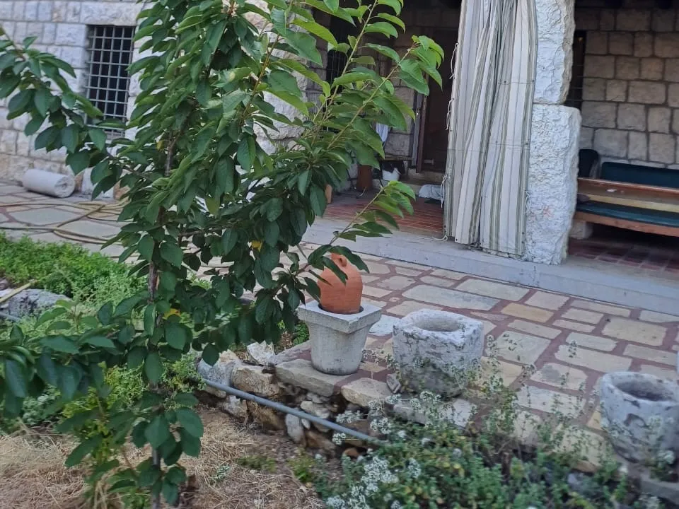 Land with Traditional House For Sale in Prime Location in Bikfaya — الصورة 2